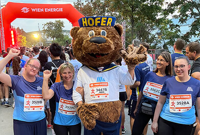 HOFER Mitarbeiterinnen und Mitarbeiter mit HOFER Bär beim Vienna Business Run 2024