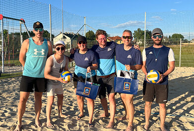Gruppenfoto von HOFER Mitarbeitern und Schiedsrichtern beim Volleyballturnier