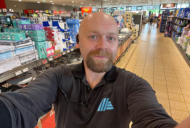Filialleiter Hubert auf einem Selfie in der Filiale