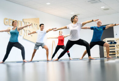 Mitarbeiter:innen beim Yoga