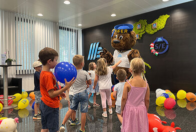 Gruppenbild HOFER Bär und Kinder