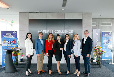 Vorstand auf der Bühne von HOFER4EXCELLENCE