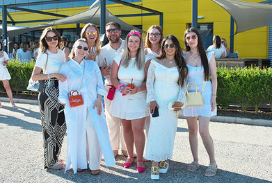 Gruppe von Mitarbeiter:innen beim Sommerfest