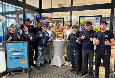Lehrlinge mit COO und Geschäftsführer der Region West