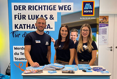 Mitarbeiter:innen am HOFER Messestand