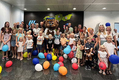 HOFER Bär, Eltern und Kinder beim Familyday