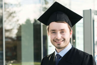 Dualer Master Student bei seinem Abschluss