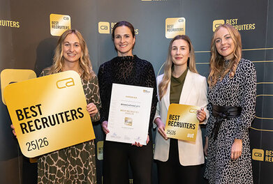 Veronika Stadler und drei Kolleg:innen mit dem BEST RECRUITERS Siegel