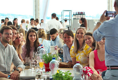 Mitarbeiter:innen am Sommerfest