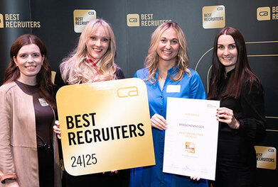 Vier Teammitglieder aus der HR-Abteilung nehmen das goldene Best Recruiters-Siegel in Empfang
