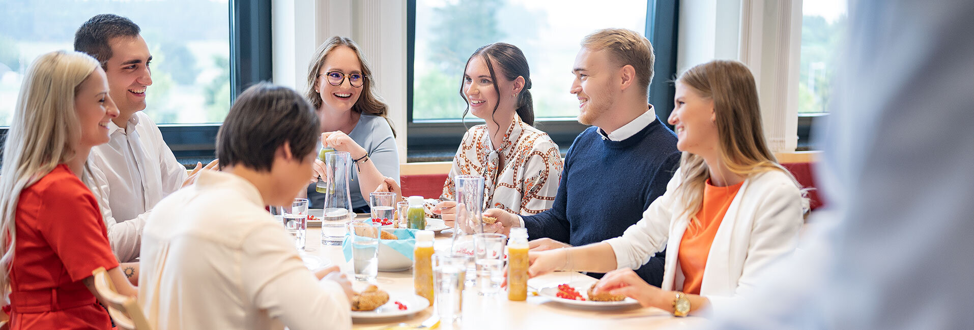 Mitarbeitende am Tisch beim gemeinsamen Essen