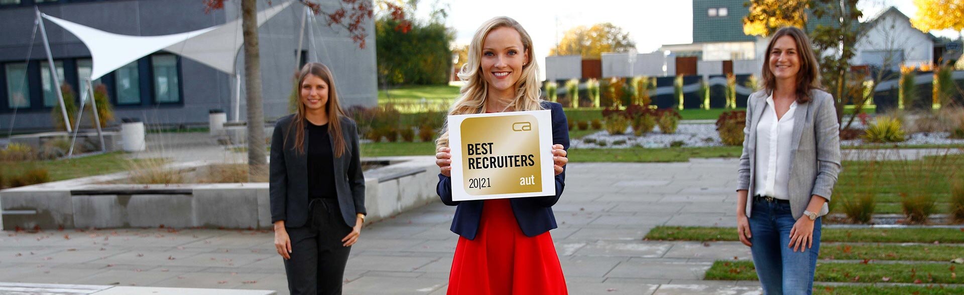 Bettina Hauser und Team mit goldenem Best Recruiters 2020/2021 Siegel
