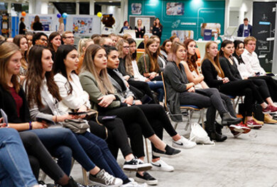 Schülerinnen und Schüler besuchen HOFER als Arbeitgeber