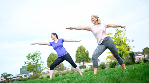 HOFER Mitarbeiterinnen machen Yoga im Freien für mehr Achtsamkeit und Balance 