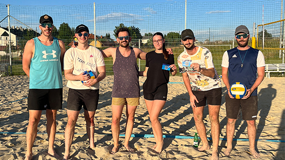 Eines der Gewinnerteams des HOFER Volleyballturniers