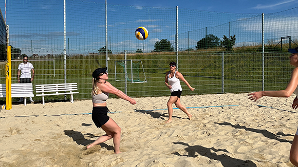 Mitarbeiterinnen beim Beachvolleyballturnier 2024