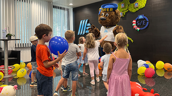 Gruppenbild HOFER Bär und Kinder