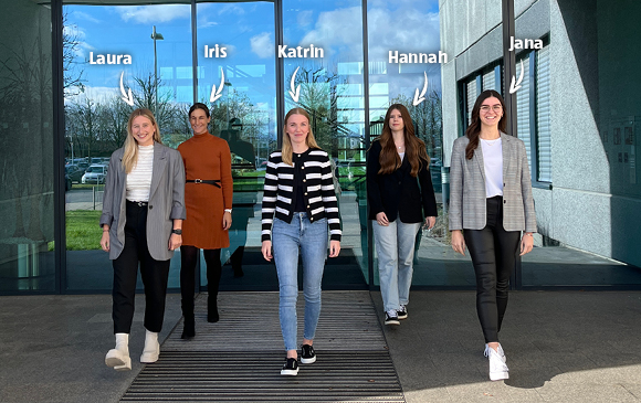 Kika-Leiner Recruiting Team Bild mit Recruiterinnen vor dem Eingang