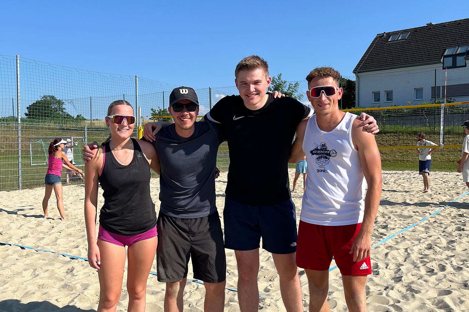 Gruppenbild beim Beachvolleyballturnier 