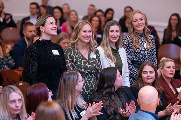 Veronika Stadler und drei Kolleg:innen im Publikum bei der Verleihung