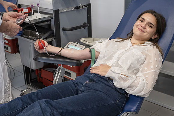 Mitarbeiterin beim Blutspenden