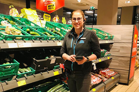 Claudia als Filialleiterin