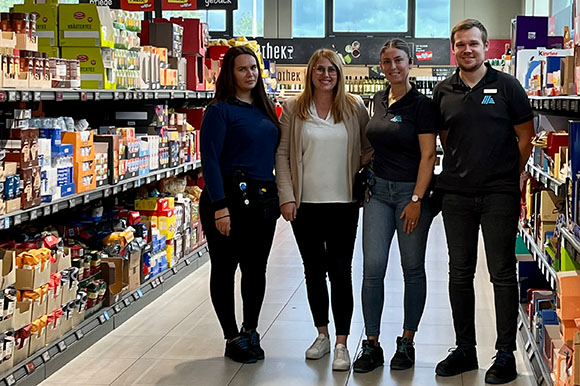 Claudia mit ihrem Filialteam