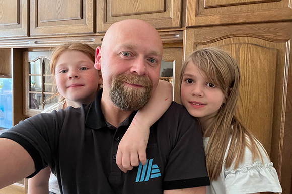 Hubert mit zwei seiner Töchter