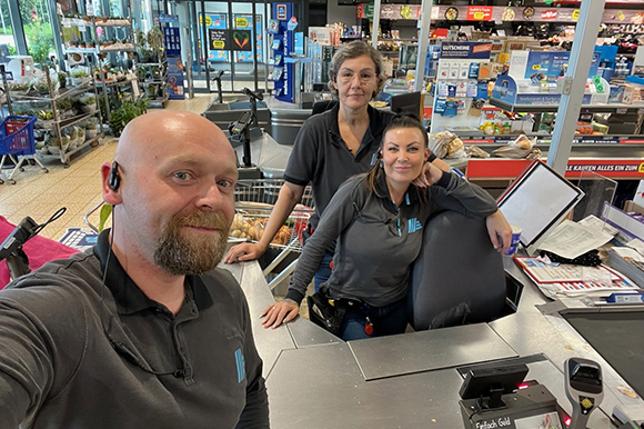 Hubert mit zwei Kolleginnen im Kassenbereich bei einem Selfie