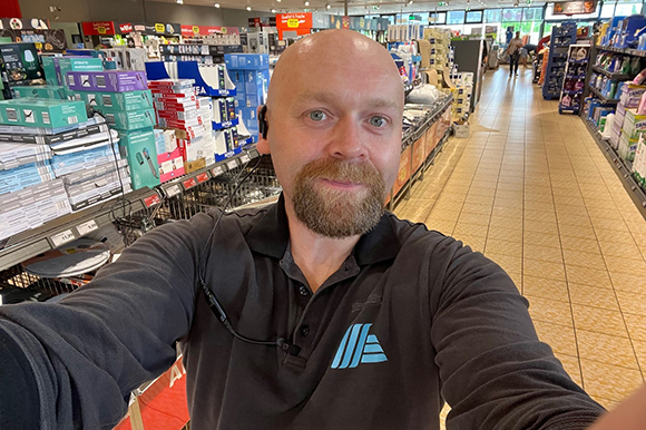 Filialleiter Hubert auf einem Selfie in der Filiale