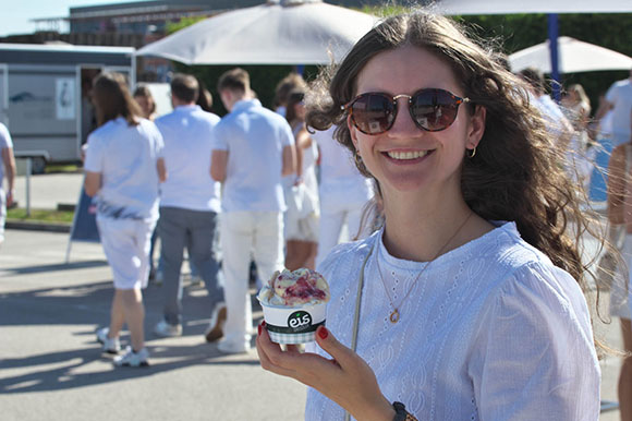 Mitarbeiterin mit Eis