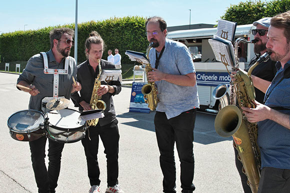 Gruppe Musiker beim Sommerfest