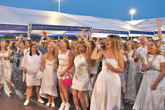 Mitarbeiter:innen auf der Tanzfläche