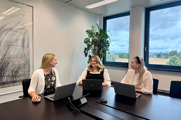 einige Kolleginnen des Mitarbeiter:innen-Befragungsteams