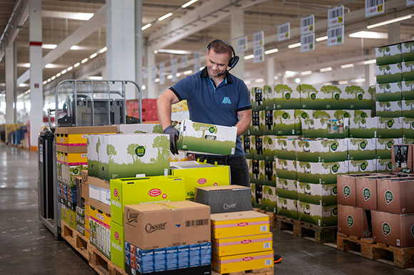 Logistik-Mitarbeiter im Lager
