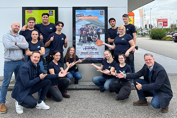 HOFER Lehrlingsteam mit Filialleiter vor der Filiale