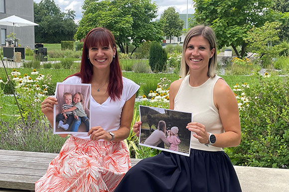Elisabeth und Vera mit Kinder-Bildern