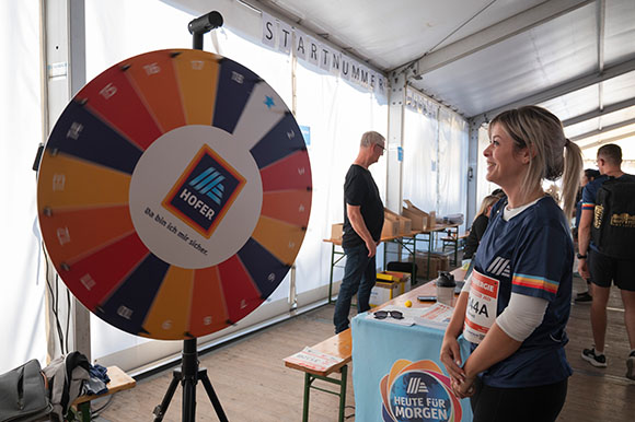 Mitarbeiterin dreht am Glücksrad