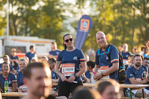 Gruppenbild mit HOFER Mitarbeiter:innen am Vienna Business Run
