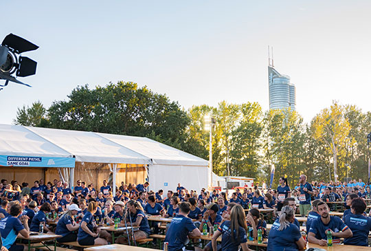 Gruppenbild mit HOFER Mitarbeiter:innen am Vienna Business Run