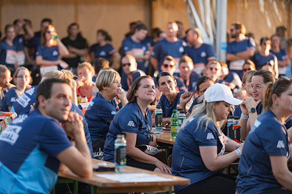 Gruppenbild mit HOFER Mitarbeiter:innen am Vienna Business Run