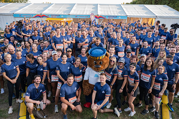 Gruppenbild mit HOFER Mitarbeiter:innen und HOFER Bär am Vienna Business Run