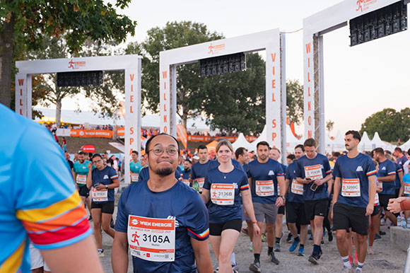 Gruppenbild mit HOFER Mitarbeiter:innen am Vienna Business Run