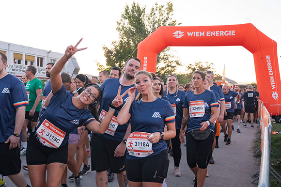 Gruppenbild mit HOFER Mitarbeiter:innen am Vienna Business Run