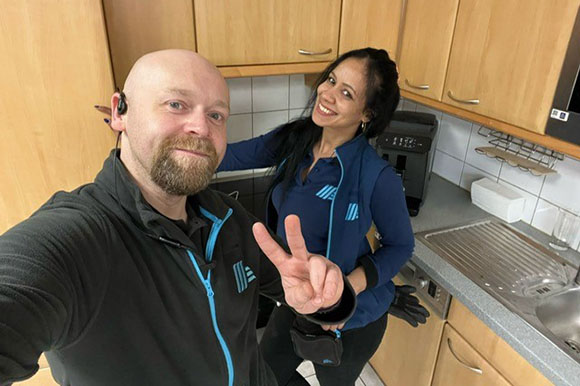 Laura und ihr Filialleiter bei einem Selfie