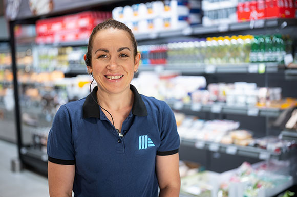 BACKBOX- und Regalbetreuerin mit dem Namen Sevda blickt in Kamera