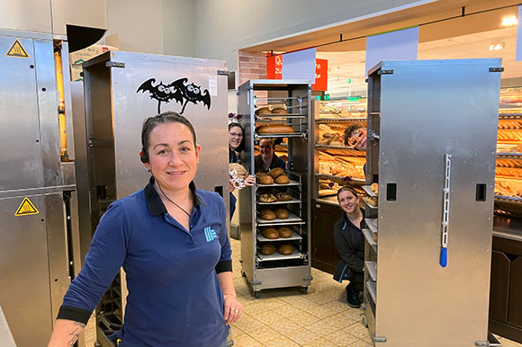 Sevda mit ihrem Team an Halloween