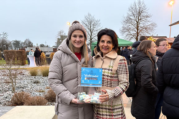 Veronika Stadler und Karin Pirnbacher mit Spenden für "Make-a-Wish" Österreich