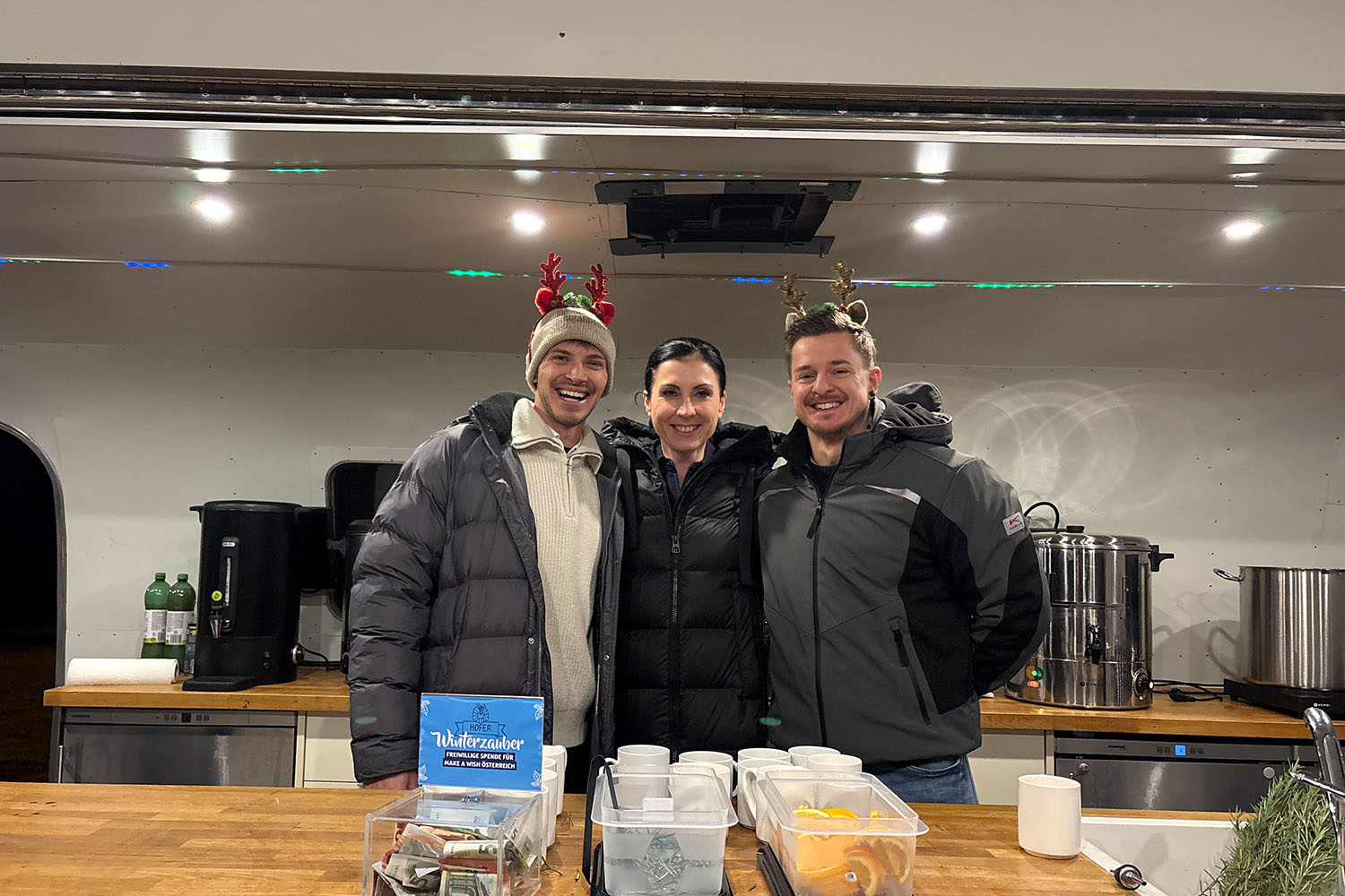 Führungskräfte bei der Arbeit im Punschstand