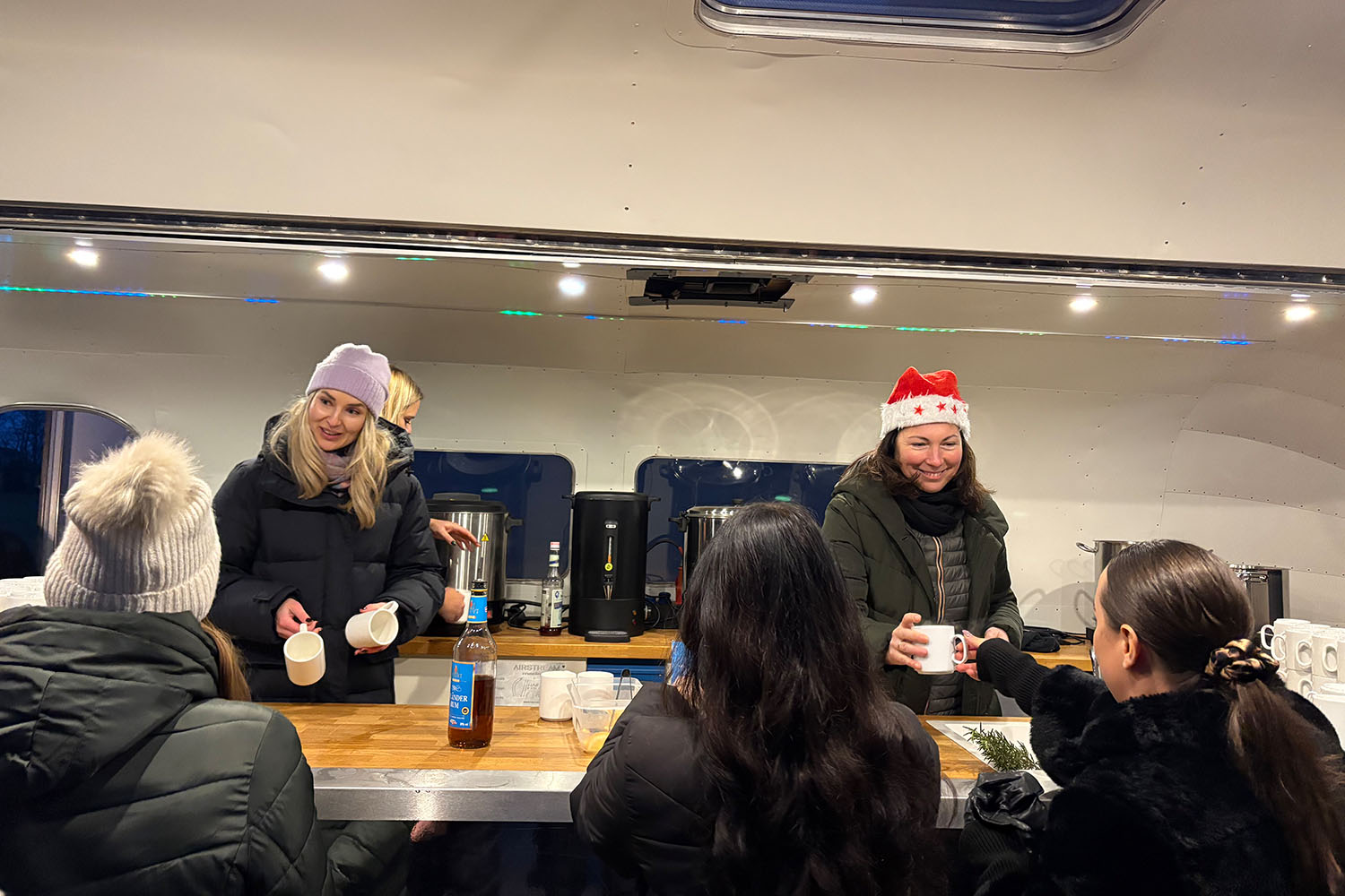 Führungskräfte und Eva Posan bei der Arbeit im Punschstand